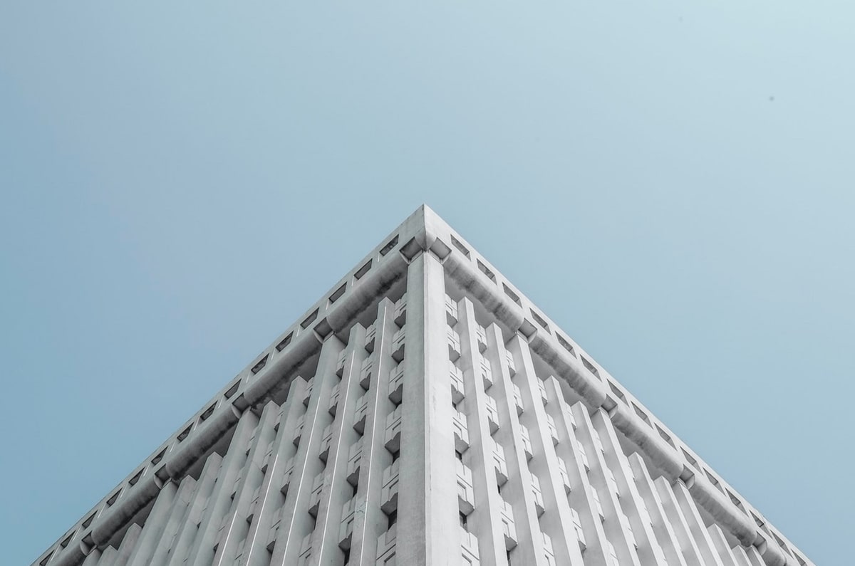 意甲知名评论员：米兰在缺兵少将的情况下2比1战胜佛罗伦萨，本来他们上一场还能赢尤文的